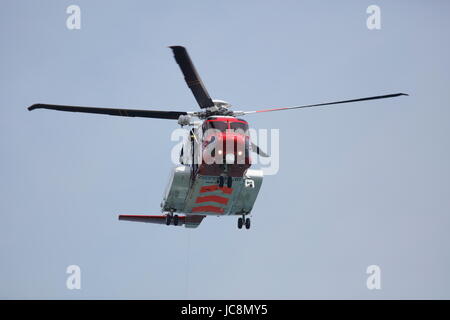 Newquay, Royaume-Uni. 14 Juin, 2017. NEWQUAY, CORNWALL, UK - 14 juin 2017 : HM Coastguard effectue un sauvetage de la côte de Newquay en Cornouailles. Une personne est ramené dans un hélicoptère de sauvetage. Credit : Nicholas Burningham/Alamy Live News Banque D'Images