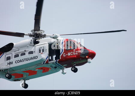 Newquay, Royaume-Uni. 14 Juin, 2017. NEWQUAY, CORNWALL, UK - 14 juin 2017 : HM Coastguard effectue un sauvetage de la côte de Newquay en Cornouailles. Une personne est ramené dans un hélicoptère de sauvetage. Credit : Nicholas Burningham/Alamy Live News Banque D'Images