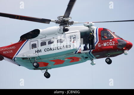 Newquay, Royaume-Uni. 14 Juin, 2017. NEWQUAY, CORNWALL, UK - 14 juin 2017 : HM Coastguard effectue un sauvetage de la côte de Newquay en Cornouailles. Une personne est ramené dans un hélicoptère de sauvetage. Credit : Nicholas Burningham/Alamy Live News Banque D'Images