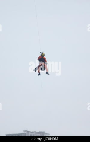 Newquay, Royaume-Uni. 14 Juin, 2017. NEWQUAY, CORNWALL, UK - 14 juin 2017 : HM Coastguard effectue un sauvetage de la côte de Newquay en Cornouailles. Une personne est ramené dans un hélicoptère de sauvetage. Credit : Nicholas Burningham/Alamy Live News Banque D'Images