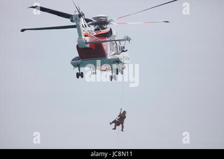 Newquay, Royaume-Uni. 14 Juin, 2017. NEWQUAY, CORNWALL, UK - 14 juin 2017 : HM Coastguard effectue un sauvetage de la côte de Newquay en Cornouailles. Une personne est ramené dans un hélicoptère de sauvetage. Credit : Nicholas Burningham/Alamy Live News Banque D'Images