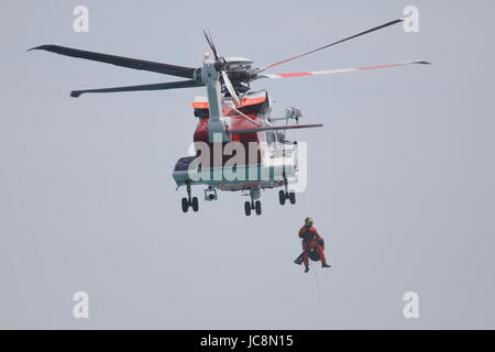 Newquay, Royaume-Uni. 14 Juin, 2017. NEWQUAY, CORNWALL, UK - 14 juin 2017 : HM Coastguard effectue un sauvetage de la côte de Newquay en Cornouailles. Une personne est ramené dans un hélicoptère de sauvetage. Credit : Nicholas Burningham/Alamy Live News Banque D'Images