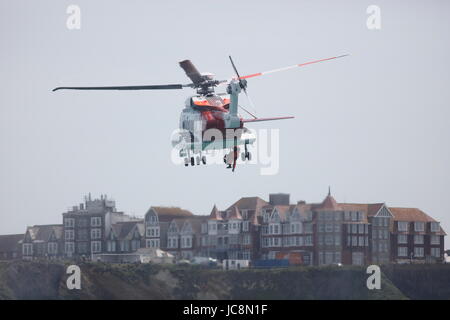 Newquay, Royaume-Uni. 14 Juin, 2017. NEWQUAY, CORNWALL, UK - 14 juin 2017 : HM Coastguard effectue un sauvetage de la côte de Newquay en Cornouailles. Une personne est ramené dans un hélicoptère de sauvetage. Credit : Nicholas Burningham/Alamy Live News Banque D'Images