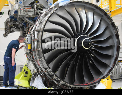 Dahlewitz, Allemagne. 14 Juin, 2017. Un nouveau type de moteur d'avion, Rolls-Royce Trent XWB type est inspecté à l'assemblée un atelier à Dahlewitz, Allemagne, 14 juin 2017. Le moteur efficace devrait remplacer entre autres les projets en cours de l'Airbus A350. Photo : Bernd Settnik/dpa-Zentralbild/dpa/Alamy Live News Banque D'Images