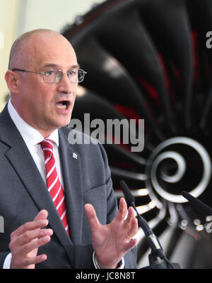 Dahlewitz, Allemagne. 14 Juin, 2017. Rolls Royce Président de l'aérospatiale civile Eric Schulz participe à l'avant du nouveau type de moteur d'avion, type Rolls-Royce Trent XWB de Dahlewitz, Allemagne, 14 juin 2017. Le moteur efficace devrait remplacer entre autres les projets en cours de l'Airbus A350. Photo : Bernd Settnik/dpa-Zentralbild/dpa/Alamy Live News Banque D'Images