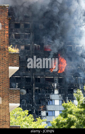 Londres, Royaume-Uni. 14 juin 2017. Au moins 50 personnes ont été prises à cinq hôpitaux pour le traitement comme des centaines d'habitants dans les 27 étages, 120, Tour de télévision Grenfell à North Kensington/Notting Hill ont été évacuées de leurs appartements dans le bâtiment qui a pris feu juste après 13h00. Photo : Bettina Strenske/Alamy Live News Banque D'Images