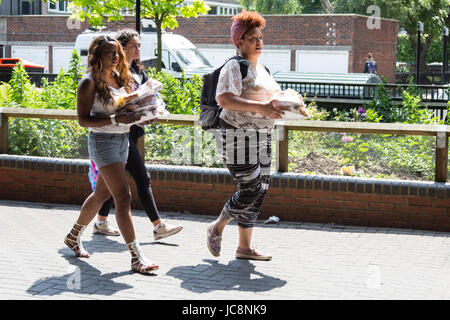 Londres, Royaume-Uni. 14 juin 2017. Après l'incendie dans les 27 étages, 120, Tour de télévision Grenfell à North Kensington, Notting Hill, les résidents arrivent avec des dons alimentaires. Photo : Bettina Strenske/Alamy Live News Banque D'Images