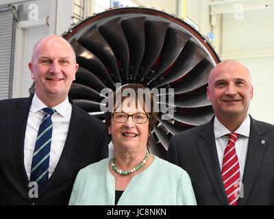 Le premier ministre du Brandebourg Dietmar Woidke (L-R), ministre fédéral de l'économie, Mme Brigitte Zypries, et Rolls Royce Président de l'aérospatiale civile Eric Schulz posent devant le nouveau moteur d'avion Rolls-Royce Trent XWB type de Dahlewitz, Allemagne, 14 juin 2017. Le moteur efficace devrait remplacer entre autres les projets en cours de l'Airbus A350. Photo : Bernd Settnik/dpa-Zentralbild/dpa Banque D'Images