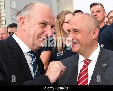 Le premier ministre du Brandebourg Dietmar Woidke (L) et Rolls Royce Président de l'aérospatiale civile Eric Schulz s'exprimer lors de la mise en production du nouveau moteur d'avion Rolls-Royce Trent XWB type de Dahlewitz, Allemagne, 14 juin 2017. Le moteur efficace devrait remplacer entre autres les projets en cours de l'Airbus A350. Photo : Bernd Settnik/dpa-Zentralbild/dpa Banque D'Images