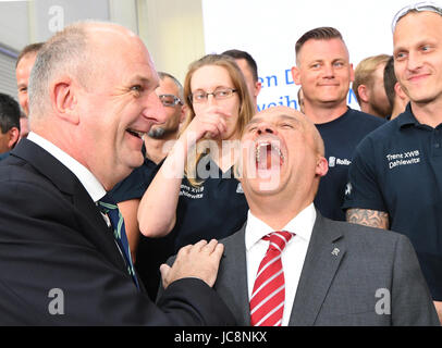 Le premier ministre du Brandebourg Dietmar Woidke (L) et Rolls Royce Président de l'aérospatiale civile Eric Schulz s'exprimer lors de la mise en production du nouveau moteur d'avion Rolls-Royce Trent XWB type de Dahlewitz, Allemagne, 14 juin 2017. Le moteur efficace devrait remplacer entre autres les projets en cours de l'Airbus A350. Photo : Bernd Settnik/dpa-Zentralbild/dpa Banque D'Images