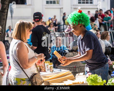 Lisbonne, Portugal. 13 Juin, 2017. Les gens d'acheter des bougies en face de l'église Saint Antoine de Saint Anthony célébration dans Lisbonne. Credit : Magdalena Paluchowska/Alamy Live News Banque D'Images