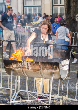 Lisbonne, Portugal. 13 Juin, 2017. Les gens brûler des bougies sur Saint Anhony célébration à Lisbonne. Credit : Magdalena Paluchowska/Alamy Live News Banque D'Images