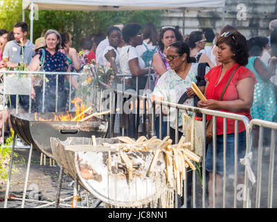 Lisbonne, Portugal. 13 Juin, 2017. Les gens brûler des bougies sur Saint Anhony célébration à Lisbonne. Credit : Magdalena Paluchowska/Alamy Live News Banque D'Images