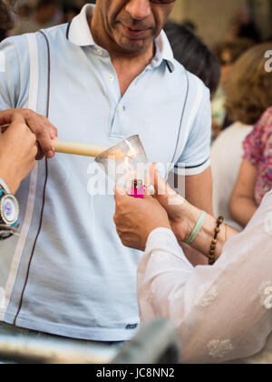 Lisbonne, Portugal. 13 Juin, 2017. Les gens brûler des bougies sur Saint Anhony célébration à Lisbonne. Credit : Magdalena Paluchowska/Alamy Live News Banque D'Images