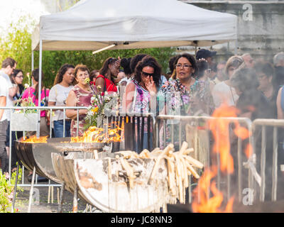 Lisbonne, Portugal. 13 Juin, 2017. Les gens brûler des bougies sur Saint Anhony célébration à Lisbonne. Credit : Magdalena Paluchowska/Alamy Live News Banque D'Images