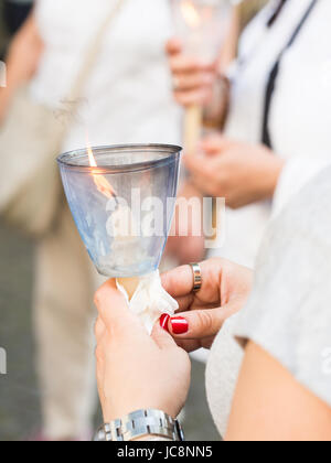 Lisbonne, Portugal. 13 Juin, 2017. Les gens brûler des bougies sur Saint Anhony célébration à Lisbonne. Credit : Magdalena Paluchowska/Alamy Live News Banque D'Images