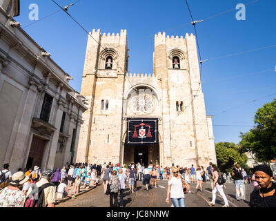 Lisbonne, Portugal. 13 Juin, 2017. Au cours de la Cathédrale de Lisbonne se celebreations de Saint Antoine en juin 2017. Credit : Magdalena Paluchowska/Alamy Live News Banque D'Images