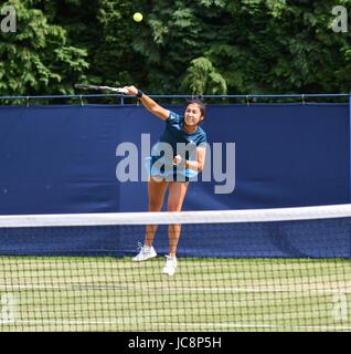 Manchester, UK. 14 Juin, 2017. Zarina Dyas (Kazakhstan) sert au cours de sa victoire 6-4, 6-1 sur Emily Webley-Smith (GO) dans le premier tour de l'Aegon Trophy au Nord de Manchester et Tennis Squash Club, West Didsbury, Manchester. Crédit : John Fryer/Alamy Live News Banque D'Images