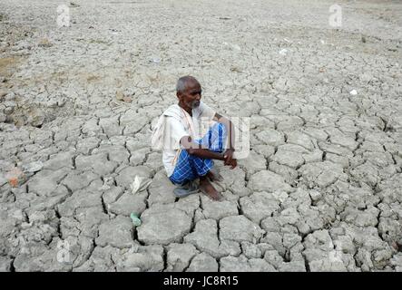 Allahabad, Uttar Pradesh, Inde. 14 Juin, 2017. Un agriculteur s'asseoir à parshed lit d'un étang en été à Allahabad : Crédit Prabhat Kumar Verma/ZUMA/Alamy Fil Live News Banque D'Images
