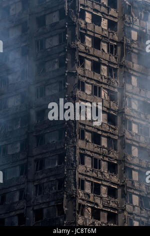 Londres, Royaume-Uni. 14 Juin, 2017. - Le Tour de Grenfell vestiges calcinés de la tour qui a pris feu la nuit dernière en Amérique du Kensington près de Latimer Road Tube Station. Londres 14 juin 2017. Crédit : Guy Bell/Alamy Live News Banque D'Images