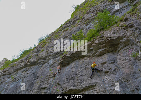Les gorges de Cheddar, Somerset, Royaume-Uni. 14 juin 2017. Météo britannique. Chaude et ensoleillée pour les visiteurs et des grimpeurs à Cheddar Gorge aujourd'hui. Crédit : Simon Maycock/Alamy Live News Banque D'Images