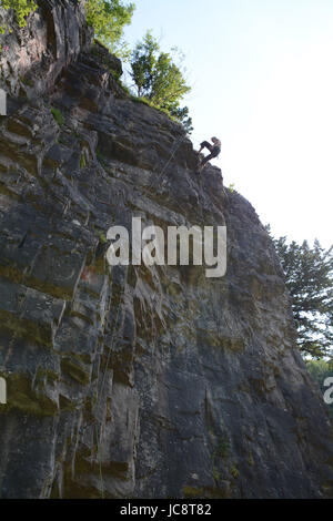 Les gorges de Cheddar, Somerset, Royaume-Uni. 14 juin 2017. Météo britannique. Chaude et ensoleillée pour les visiteurs et des grimpeurs à Cheddar Gorge aujourd'hui. Crédit : Simon Maycock/Alamy Live News Banque D'Images