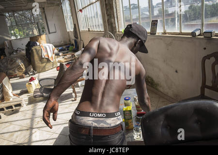 Rome, Rome, Italie. 14 Juin, 2017. L'Europe, Italie, Rome, 14 juin 2017 : Rome, les migrants dans la rue après l'expulsion de la Via di Vannina.Dans l'est de la capitale, deux anciens entrepôts industriels ont été dégagés, où quelque 500 migrants vivaient, y compris certaines familles avec enfants. Ils vivent maintenant campent dans la rues adjacentes. Credit : Danilo Balducci/ZUMA/Alamy Fil Live News Banque D'Images