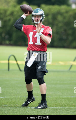 Philadelphie, Pennsylvanie, USA. 14 Juin, 2017. Philadelphia Eagles quarterback Carson Wentz (11) en action au cours de l'OTA au complexe NovaCare à Philadelphie, Pennsylvanie. Christopher Szagola/CSM/Alamy Live News Banque D'Images