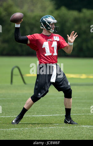 Philadelphie, Pennsylvanie, USA. 14 Juin, 2017. Philadelphia Eagles quarterback Carson Wentz (11) en action au cours de l'OTA au complexe NovaCare à Philadelphie, Pennsylvanie. Christopher Szagola/CSM/Alamy Live News Banque D'Images