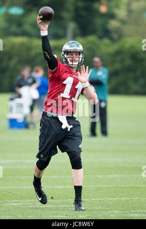 Philadelphie, Pennsylvanie, USA. 14 Juin, 2017. Philadelphia Eagles quarterback Carson Wentz (11) lance la balle au cours de l'OTA Complexe NovaCare à Philadelphie, Pennsylvanie. Christopher Szagola/CSM/Alamy Live News Banque D'Images