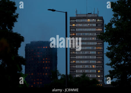 Tour de Grenfell, Londres, Royaume-Uni. 14 Jun, 2017. 20:42 toujours en feu Crédit : ibeep Images/Alamy Live News Banque D'Images