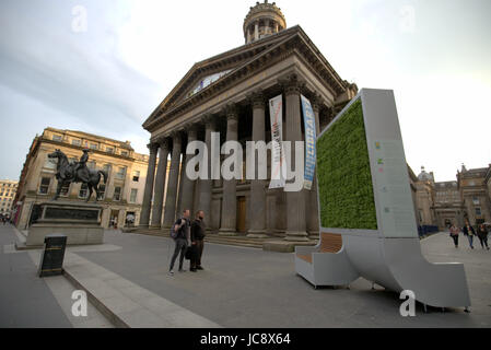 Glasgow, Ecosse, Royaume-Uni. 14 Jun, 2017. Glasgow célèbre la première Journée nationale d'assainissement de l'air (NCAD) le 15 juin par l'installation de la première de deux sculptures de vie conçu pour purifier l'air dans deux de ses rues les plus animées.Sur la photo est la première installée dans Royal Exchange Square, près de la galerie d'Art Moderne et l'emblématique tête de cône duc de Wellington statue. Le deuxième est d'être installé plus tard au moment de l'exécution de la sculpture à par la station centrale d'autobus. Credit : Gérard ferry/Alamy Live News Banque D'Images