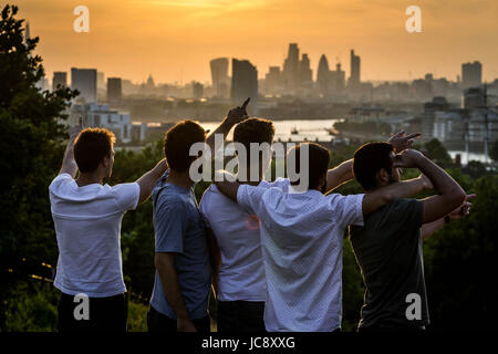 Londres, Royaume-Uni. 14 Juin, 2017. Météo France : les habitants et les touristes apprécier le coucher du soleil sur la ville vue depuis le Parc de Greenwich. © Guy Josse/Alamy Live News Banque D'Images