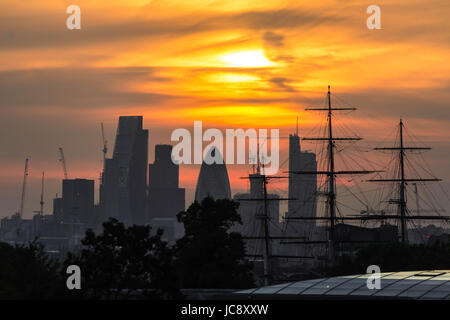 Londres, Royaume-Uni. 14 Juin, 2017. Météo France : les habitants et les touristes apprécier le coucher du soleil sur la ville vue depuis le Parc de Greenwich. © Guy Josse/Alamy Live News Banque D'Images