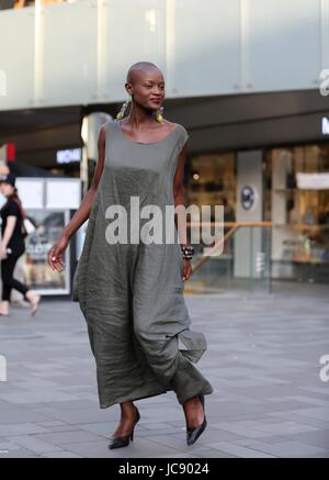 De Pékin, Pékin, Chine. 14 Juin, 2017. Beijing, Chine 14 juin 2017 : (usage éditorial uniquement. Chine OUT) Modèle Kenyan Doris Kwaka attire l'attention à Sanlitun Village de Beijing, le 14 juin 2017. Crédit : SIPA Asie/ZUMA/Alamy Fil Live News Banque D'Images