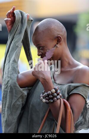 De Pékin, Pékin, Chine. 14 Juin, 2017. Beijing, Chine 14 juin 2017 : (usage éditorial uniquement. Chine OUT) Modèle Kenyan Doris Kwaka attire l'attention à Sanlitun Village de Beijing, le 14 juin 2017. Crédit : SIPA Asie/ZUMA/Alamy Fil Live News Banque D'Images