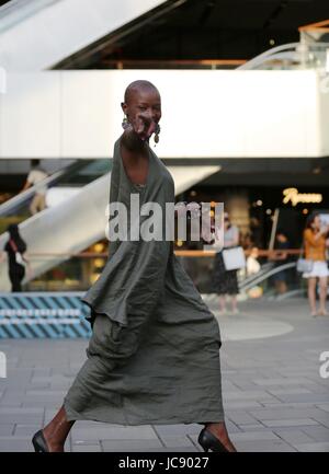 De Pékin, Pékin, Chine. 14 Juin, 2017. Beijing, Chine 14 juin 2017 : (usage éditorial uniquement. Chine OUT) Modèle Kenyan Doris Kwaka attire l'attention à Sanlitun Village de Beijing, le 14 juin 2017. Crédit : SIPA Asie/ZUMA/Alamy Fil Live News Banque D'Images