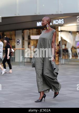 De Pékin, Pékin, Chine. 14 Juin, 2017. Beijing, Chine 14 juin 2017 : (usage éditorial uniquement. Chine OUT) Modèle Kenyan Doris Kwaka attire l'attention à Sanlitun Village de Beijing, le 14 juin 2017. Crédit : SIPA Asie/ZUMA/Alamy Fil Live News Banque D'Images