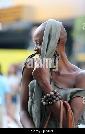 De Pékin, Pékin, Chine. 14 Juin, 2017. Beijing, Chine 14 juin 2017 : (usage éditorial uniquement. Chine OUT) Modèle Kenyan Doris Kwaka attire l'attention à Sanlitun Village de Beijing, le 14 juin 2017. Crédit : SIPA Asie/ZUMA/Alamy Fil Live News Banque D'Images