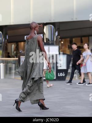 De Pékin, Pékin, Chine. 14 Juin, 2017. Beijing, Chine 14 juin 2017 : (usage éditorial uniquement. Chine OUT) Modèle Kenyan Doris Kwaka attire l'attention à Sanlitun Village de Beijing, le 14 juin 2017. Crédit : SIPA Asie/ZUMA/Alamy Fil Live News Banque D'Images