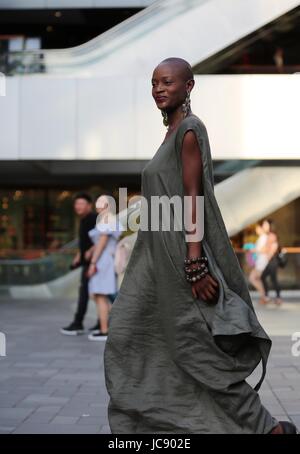 De Pékin, Pékin, Chine. 14 Juin, 2017. Beijing, Chine 14 juin 2017 : (usage éditorial uniquement. Chine OUT) Modèle Kenyan Doris Kwaka attire l'attention à Sanlitun Village de Beijing, le 14 juin 2017. Crédit : SIPA Asie/ZUMA/Alamy Fil Live News Banque D'Images