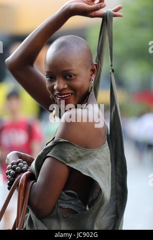 De Pékin, Pékin, Chine. 14 Juin, 2017. Beijing, Chine 14 juin 2017 : (usage éditorial uniquement. Chine OUT) Modèle Kenyan Doris Kwaka attire l'attention à Sanlitun Village de Beijing, le 14 juin 2017. Crédit : SIPA Asie/ZUMA/Alamy Fil Live News Banque D'Images