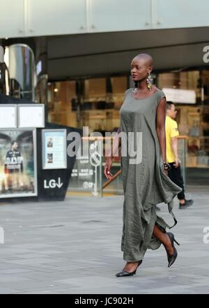 De Pékin, Pékin, Chine. 14 Juin, 2017. Beijing, Chine 14 juin 2017 : (usage éditorial uniquement. Chine OUT) Modèle Kenyan Doris Kwaka attire l'attention à Sanlitun Village de Beijing, le 14 juin 2017. Crédit : SIPA Asie/ZUMA/Alamy Fil Live News Banque D'Images