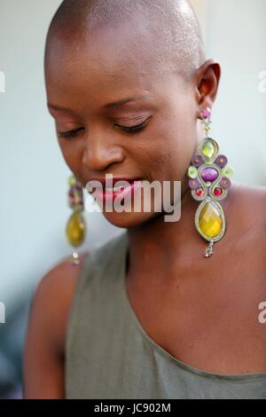 De Pékin, Pékin, Chine. 14 Juin, 2017. Beijing, Chine 14 juin 2017 : (usage éditorial uniquement. Chine OUT) Modèle Kenyan Doris Kwaka attire l'attention à Sanlitun Village de Beijing, le 14 juin 2017. Crédit : SIPA Asie/ZUMA/Alamy Fil Live News Banque D'Images