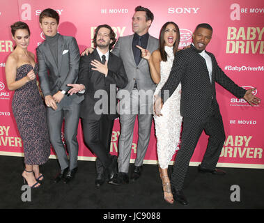 Los Angeles, CA, USA. 14 Juin, 2017. Lily James, Ansel Elgort, Edgar Wright, Jon Hamm, Eiza Gonzalez et Jamie Foxx au Los Angeles Premiere de bébé chauffeur à l'hôtel Ace à Los Angeles, Californie le 14 juin 2017. Credit : Faye Sadou/media/Alamy Punch Live News Banque D'Images