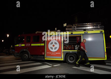 Londres, Royaume-Uni. 15 Juin, 2017. Les appareils d'incendie en préparation à environ 2h30. Credit : Mark Kerrison/Alamy Live News Banque D'Images