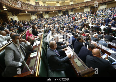 Le Caire, Égypte. 14 Juin, 2017. Les membres du parlement égyptien assister à une session de vote au Caire, Égypte, le 14 juin 2017. Le Parlement égyptien a approuvé dans un vote final sur une affaire controversée mercredi en vertu de laquelle l'Égypte est de transférer deux îles de la Mer Rouge en Arabie Saoudite, l'État égyptien plat rapporté. L'approbation est venu au cours d'une session générale qui a eu lieu plus tôt dans la journée à la suite de l'approbation du parlement en matière de défense et comité de la sécurité nationale. Le comité législatif du parlement a adopté mardi Crédit : Amr Sayed/APA/Images/fil ZUMA Alamy Live News Banque D'Images