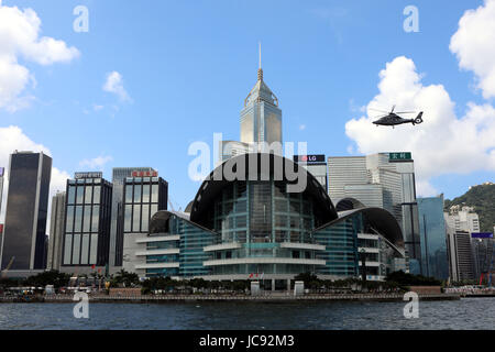Hong Kong, Chine. 10 Juin, 2017. Des patrouilles d'un hélicoptère au Hong Kong Convention and Exhibition Centre de Hong Kong, Chine du sud, le 10 juin 2017. Crédit : Li Peng/Xinhua/Alamy Live News Banque D'Images
