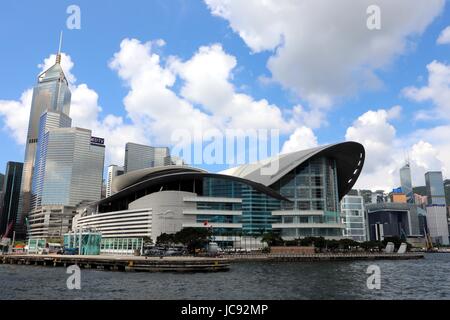 Hong Kong. 10 Juin, 2017. Photo prise le 10 juin 2017 montre le Hong Kong Convention and Exhibition Centre de Hong Kong, Chine du sud. Crédit : Li Peng/Xinhua/Alamy Live News Banque D'Images