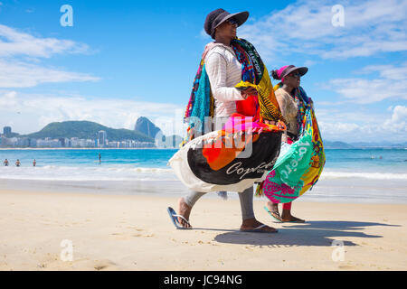 RIO DE JANEIRO - le 21 mars 2017 : les vendeurs de plage à pied le long de la plage de Copacabana vendre sarongs ou kangas Banque D'Images